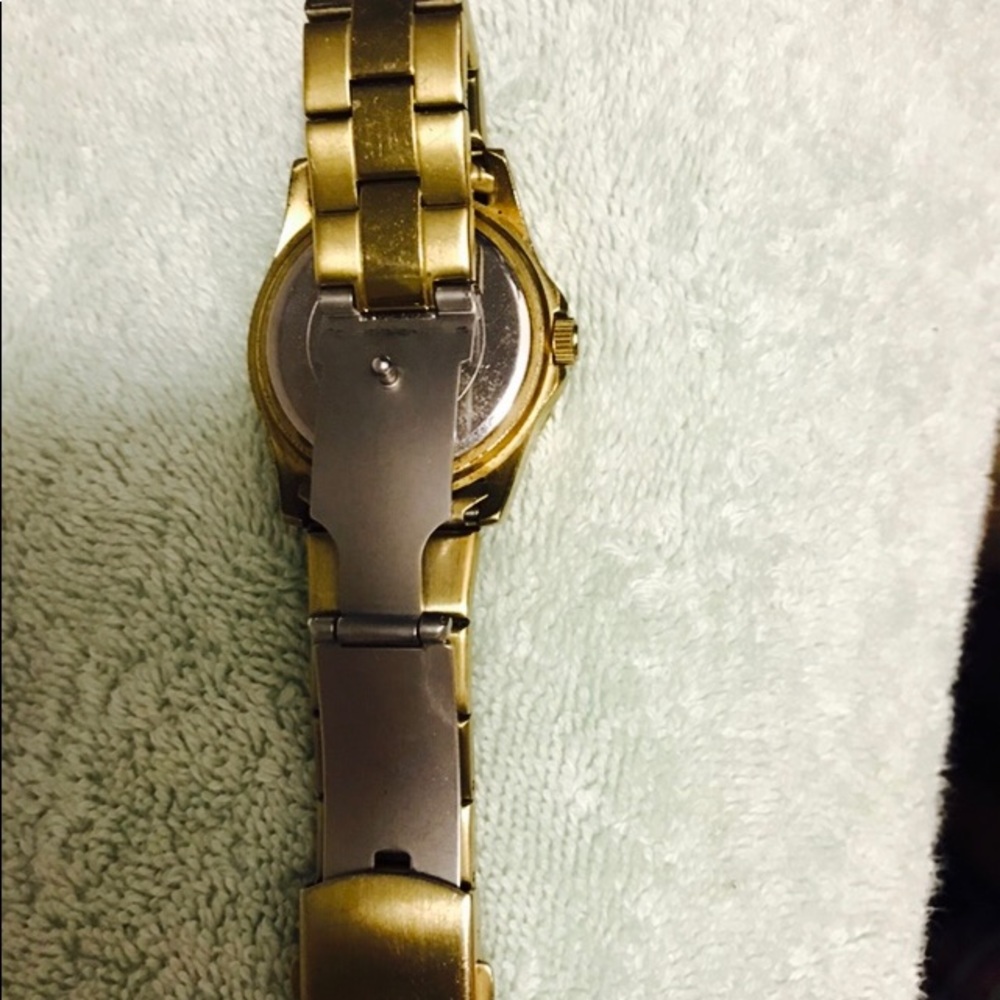 Guess - Picture 3 of 5